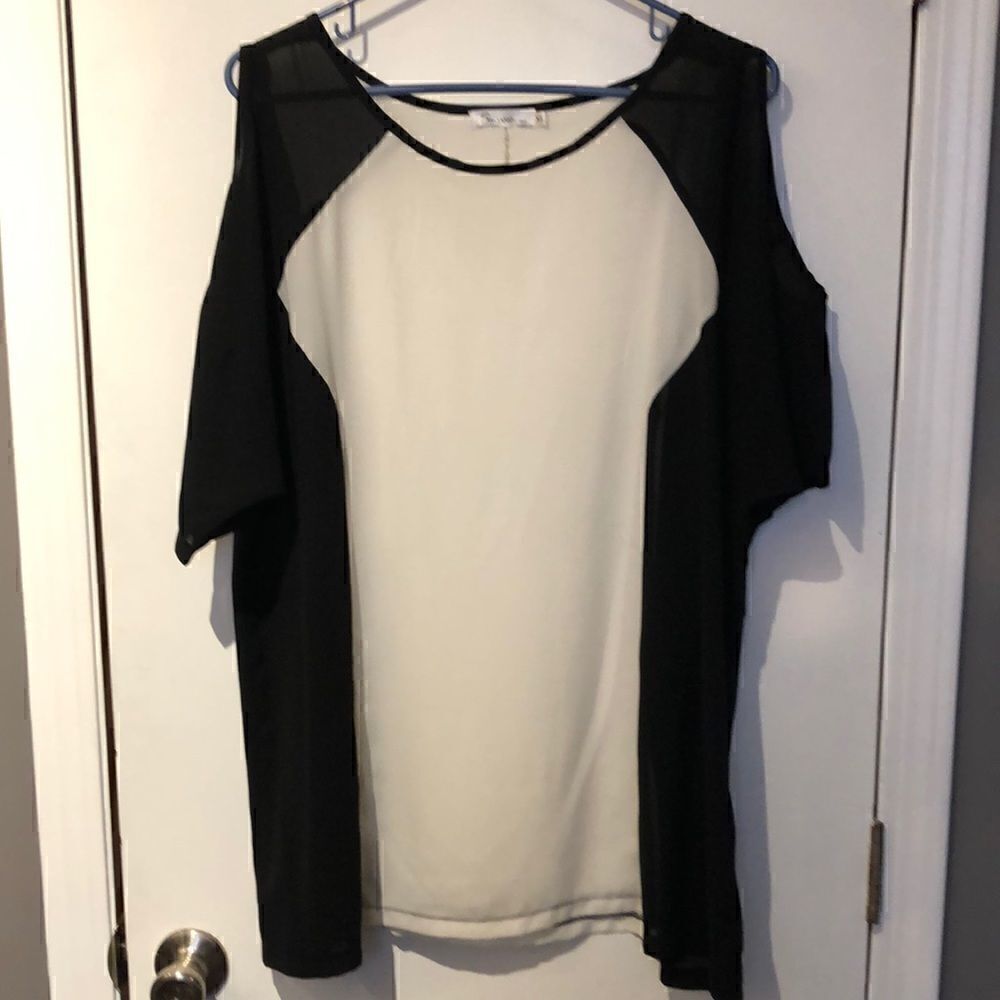Baciano 2-tone open shoulder blouse